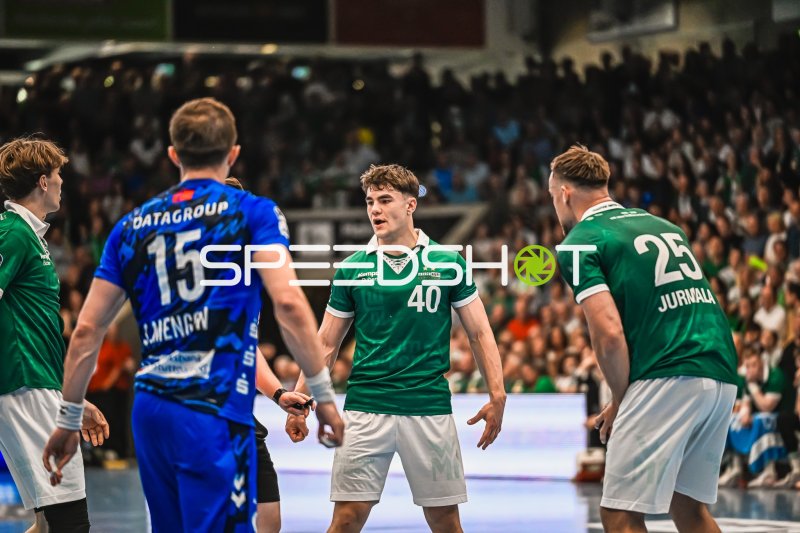Spieler (#40; Frisch Auf! Göppingen) im Zweikampf gegen TVB Stuttgart
