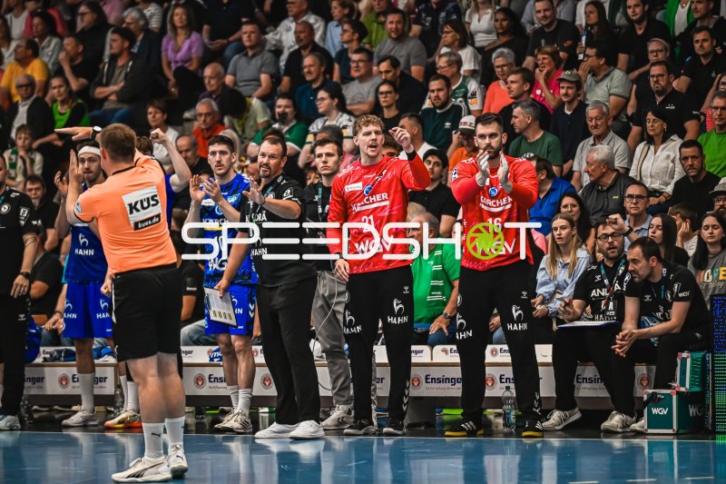 TVB Stuttgart Spieler (#21, #16) und Betreuer an der Seitenlinie