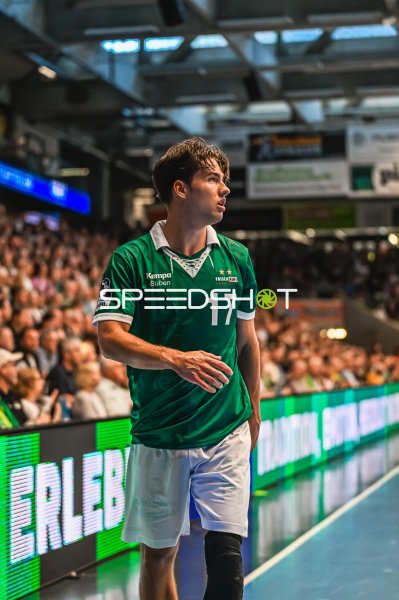 Spieler #17 von Frisch Auf! Göppingen beobachtet das Spielgeschehen