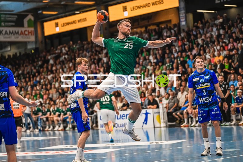 Spieler (#25; Frisch Auf! Göppingen) beim Sprungwurf gegen TVB Stuttgart
