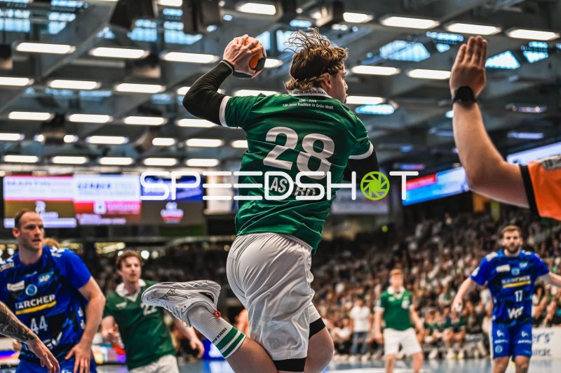 Franko Lastro (#28; Frisch Auf! Göppingen) beim Wurf gegen TVB Stuttgart