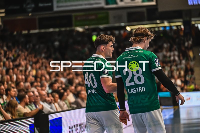 Elias Newel (#40) und Franko Lastro (#28; Frisch Auf! Göppingen) auf der Seitenlinie