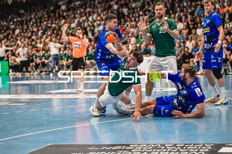 Elias Newel (#40; Frisch Auf! Göppingen) im Zweikampf gegen TVB Stuttgart