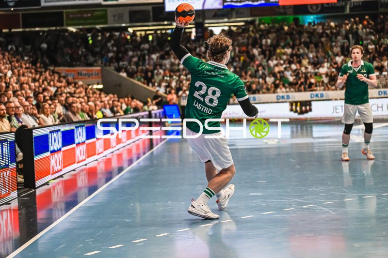 Franko Lastro (#28; Frisch Auf! Göppingen) beim Wurf von der Außenposition