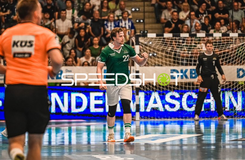 Erik Persson (#22; Frisch Auf! Göppingen) bejubelt Torerfolg