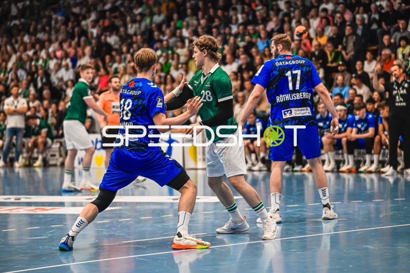 Franko Lastro (#28; Frisch Auf! Göppingen) im Zweikampf gegen TVB Stuttgart