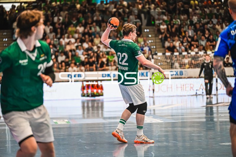 Erik Persson (#22; Frisch Auf! Göppingen) beim Wurfansatz