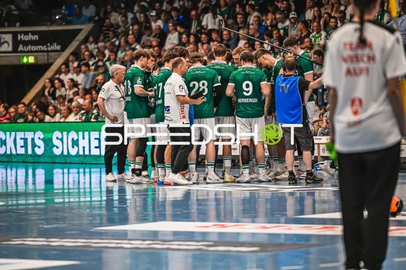 Frisch Auf! Göppingen Auszeit-Besprechung mit Trainer Ben Matschke