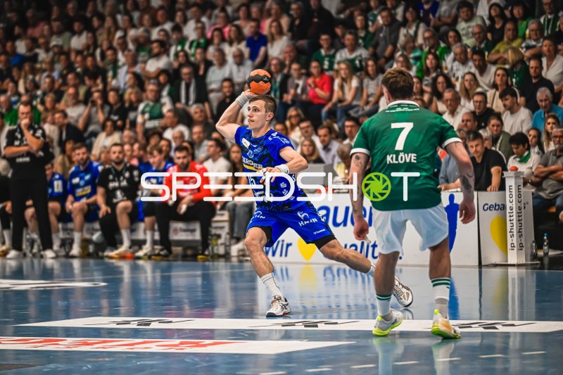 Simone Mengon (#15; TVB Stuttgart) beim Wurf gegen Victor Klöve (#7; Frisch Auf! Göppingen)