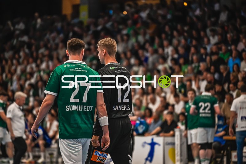 Oskar Sunnefeldt (#27) und Kristian Sæverås (#12; Frisch Auf! Göppingen) im Gespräch