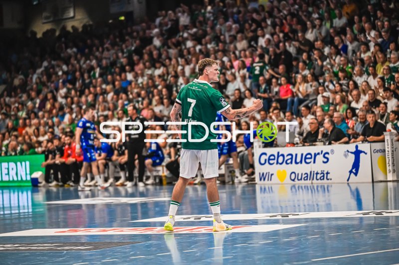 Victor Klöve (#7; Frisch Auf! Göppingen) jubelt auf dem Spielfeld