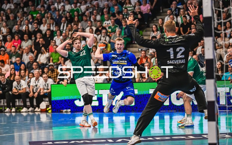 Torben Matzken (#22; TVB Stuttgart) springt zum Wurf gegen Kristian Sæverås