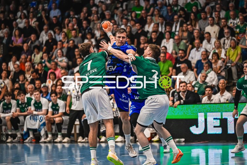 Simone Mengon (#15; TVB Stuttgart) im Zweikampf gegen Frisch Auf! Göppingen