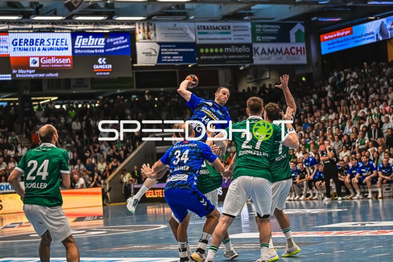 Lenny Rubin (#44; TVB Stuttgart) springt zum Wurf gegen Frisch Auf! Göppingen