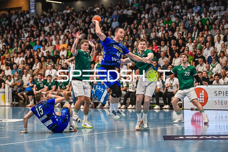 Lenny Rubin (#44; TVB Stuttgart) zieht ab gegen Frisch Auf! Göppingen