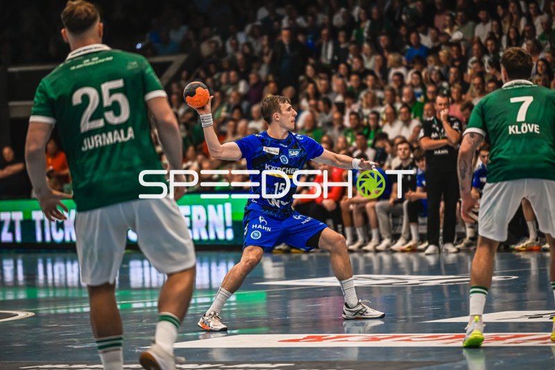 Simone Mengon (#15; TVB Stuttgart) beim Wurfversuch gegen Frisch Auf! Göppingen