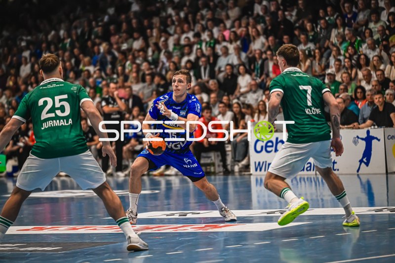 Simone Mengon (#15; TVB Stuttgart) im Zweikampf gegen Frisch Auf! Göppingen