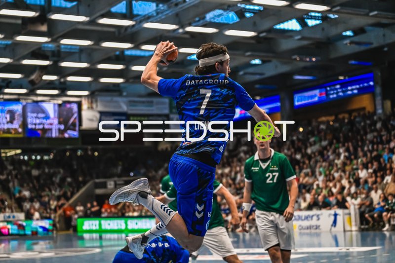 Kasper Thorsen Lien (#7; TVB Stuttgart) beim Sprungwurf
