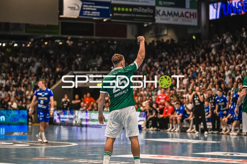Ludvig Jurmala Åström (#25; Frisch Auf! Göppingen) jubelt vor vollem Haus