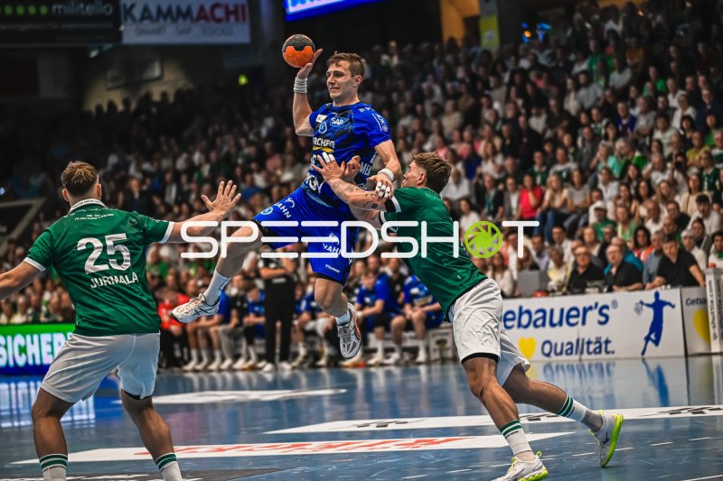 Simone Mengon (#15; TVB Stuttgart) im Sprungwurf gegen Frisch Auf! Göppingen