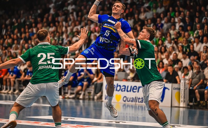 Simone Mengon (#15; TVB Stuttgart) im Sprungwurf gegen Frisch Auf! Göppingen