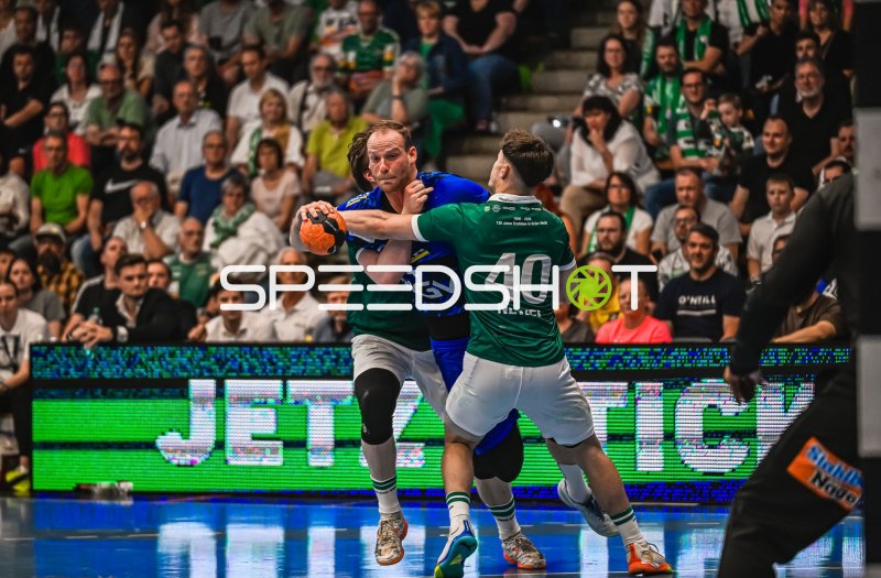 Lenny Rubin (#44; TVB Stuttgart) im Zweikampf gegen Elias Newel (#40; Frisch Auf! Göppingen)