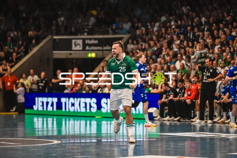 Ludvig Jurmala Åström (#25; Frisch Auf! Göppingen) jubelt ausgelassen