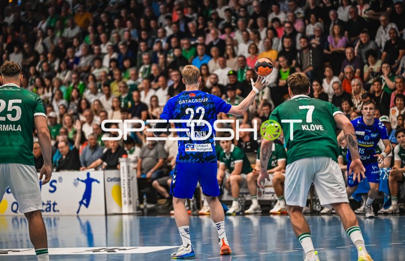 Torben Matzken (#22; TVB Stuttgart) im Angriff gegen Victor Klöve (#7; Frisch Auf! Göppingen)