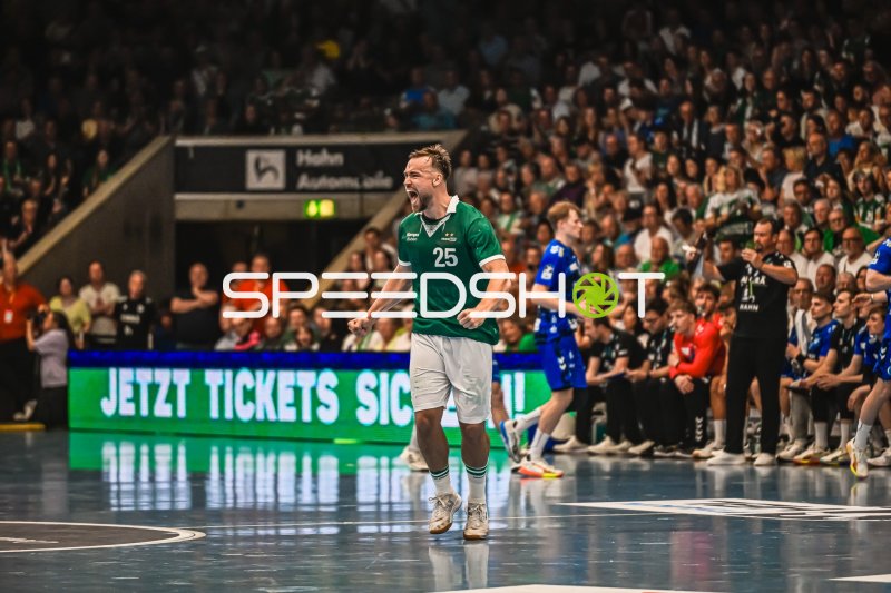 Patrick Zieker (#25; TVB Stuttgart) jubelt ausgelassen