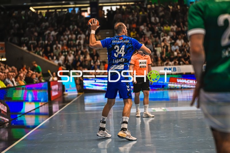 Kai Häfner (#34; TVB Stuttgart) beim Wurfansatz
