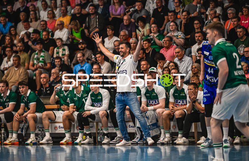 Ymir Gislason (#33; Frisch Auf! Göppingen) an der Seitenlinie mit Trainer
