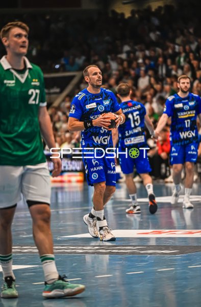 Kai Häfner (#34; TVB Stuttgart) mit Ball im Spielaufbau