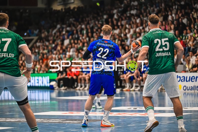 Torben Matzken (#22; TVB Stuttgart) im Zweikampf gegen Ludvig Jurmala Åström (#25; Frisch Auf! Göppingen)