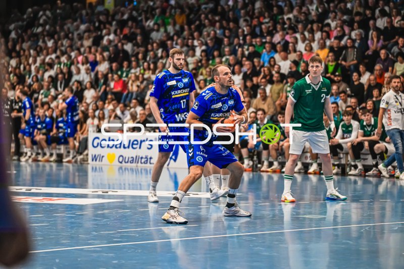 Kai Häfner (#34; TVB Stuttgart) mit Ball im Angriff gegen Frisch Auf! Göppingen