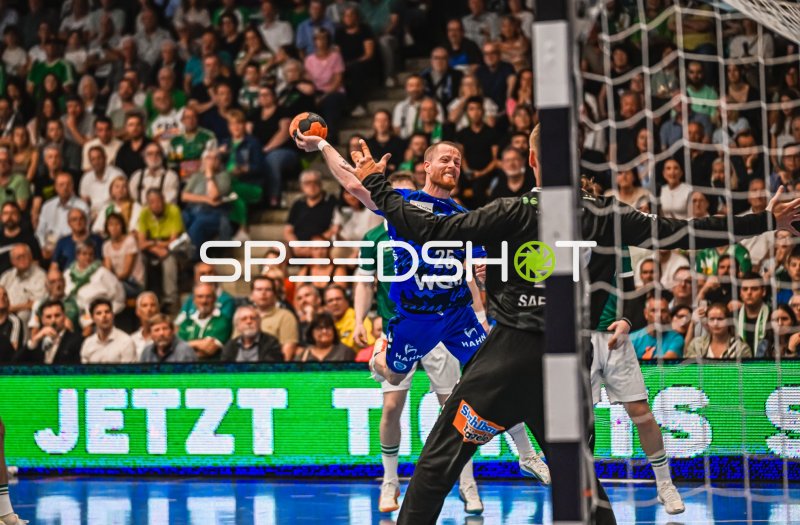 Patrick Zieker (#25; TVB Stuttgart) beim Wurf gegen Frisch Auf! Göppingen