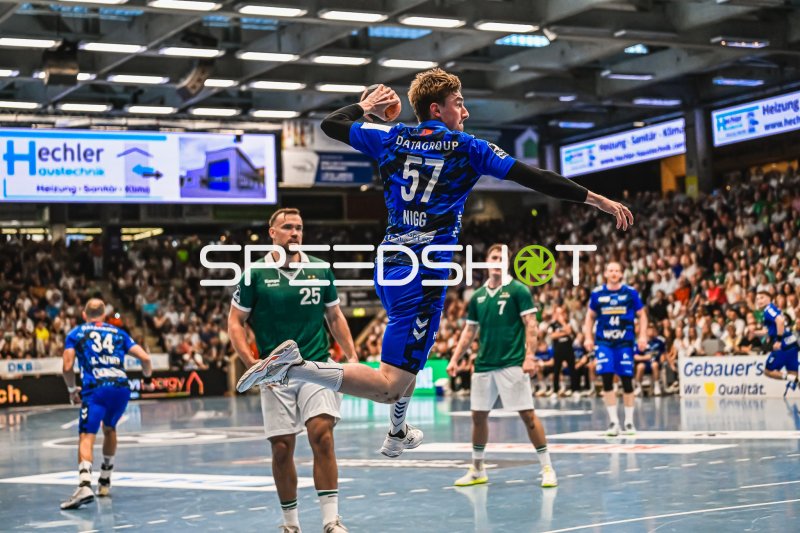 Jakob Nigg (#57; TVB Stuttgart) beim Sprungwurf gegen Frisch Auf! Göppingen
