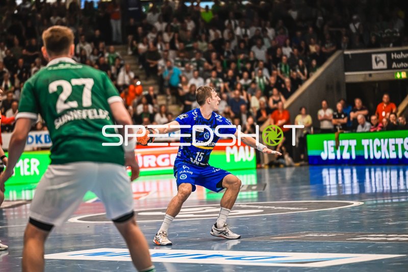 Simone Mengon (#15; TVB Stuttgart) beim Wurfversuch gegen Frisch Auf! Göppingen