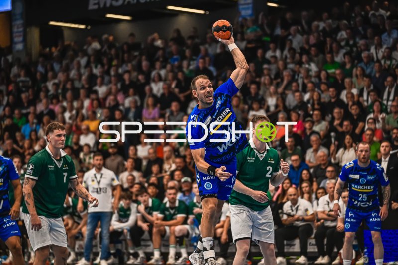 Kai Häfner (#34; TVB Stuttgart) beim Sprungwurf gegen Frisch Auf! Göppingen