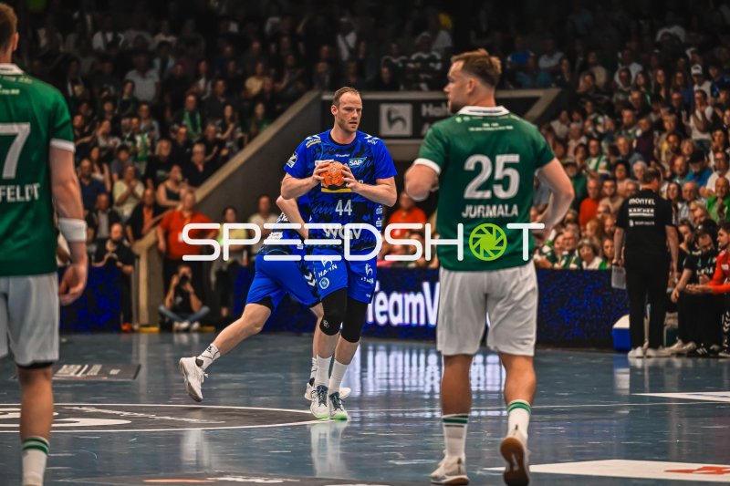 Lenny Rubin (#44; TVB Stuttgart) im Angriff gegen Frisch Auf! Göppingen