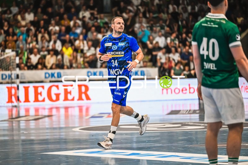 Kai Häfner (#34; TVB Stuttgart) läuft im Spiel gegen Frisch Auf! Göppingen