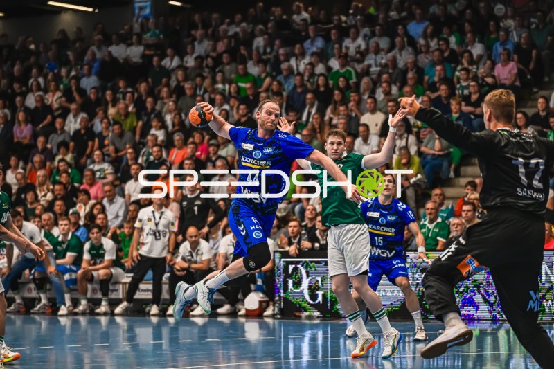 Kai Häfner (#34; TVB Stuttgart) beim Sprungwurf gegen Frisch Auf! Göppingen