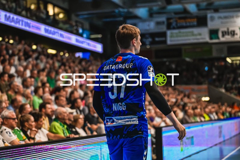 Jakob Nigg (#57; TVB Stuttgart) an der Seitenlinie