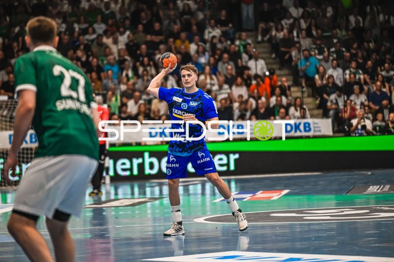 Max Häfner (#3; TVB Stuttgart) beim Wurf gegen Frisch Auf! Göppingen