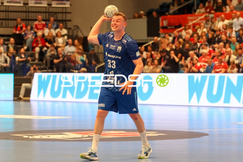 Spieler #33 Moritz Sauter (HSV Hamburg) des Handball Sport Vereins Hamburg beim Wurf