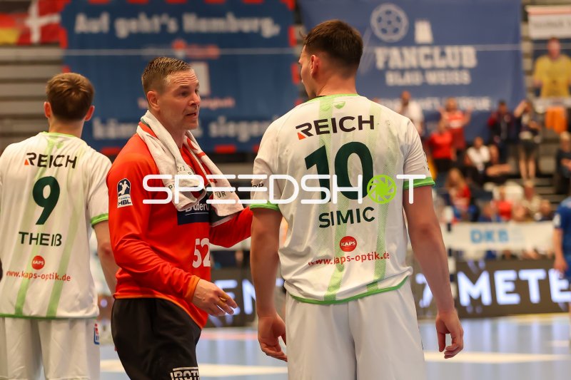 Simic (#10) und Theiß (#9) im Gespräch mit Torwart (#52)