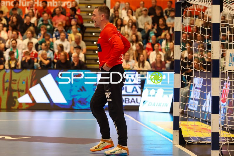 Torwart im roten Trikot Andreas Palicka (HSG Wetzlar) jubelt emotional vor dem Tor Andreas Palicka (HSG Wetzlar)