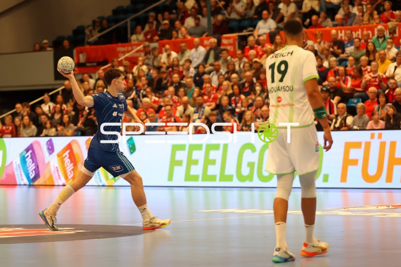 Spieler (#8; Dunkelblau) beim Wurfansatz gegen Houaysou (#19)
