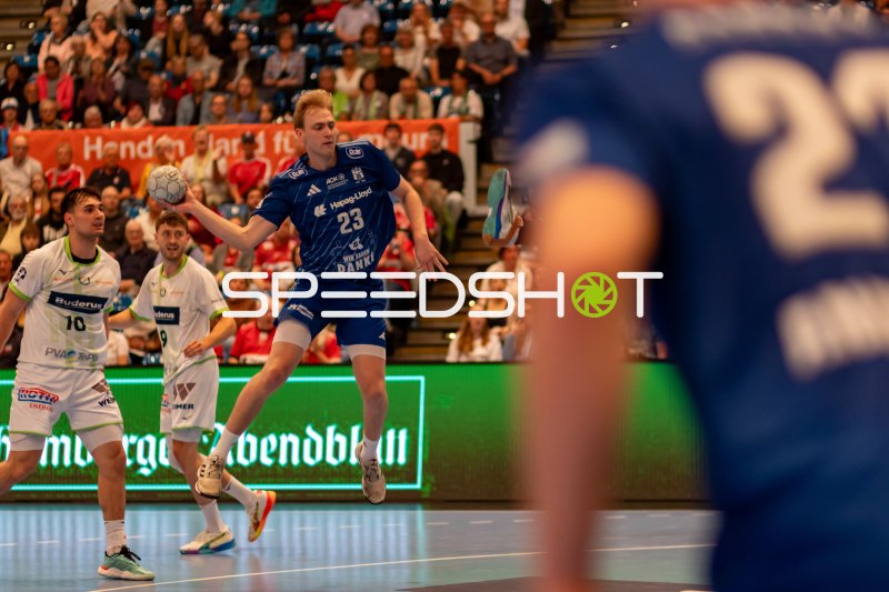 Spieler #23 Einar Olafsson (HSV Hamburg) (HSV Hamburg) beim Sprungwurf gegen Wetzlar