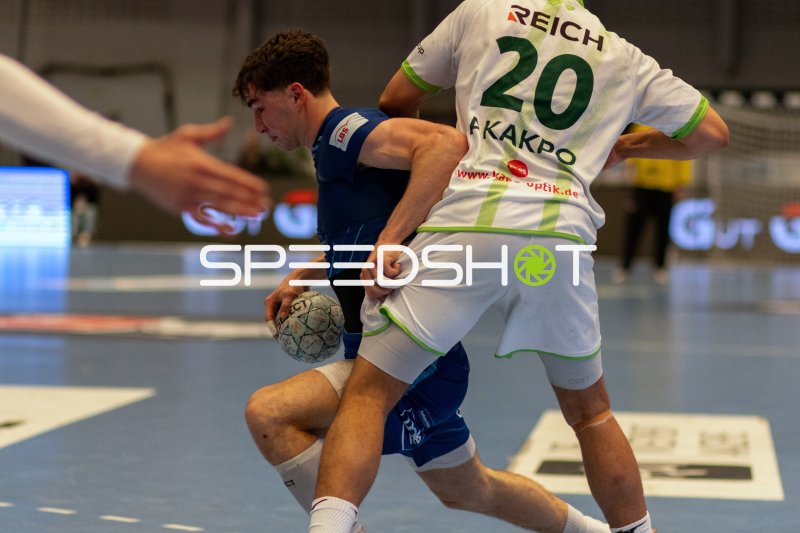 HSV Hamburg Spieler im Zweikampf gegen David Cyrill Akakpo (#19; HSG Wetzlar)
