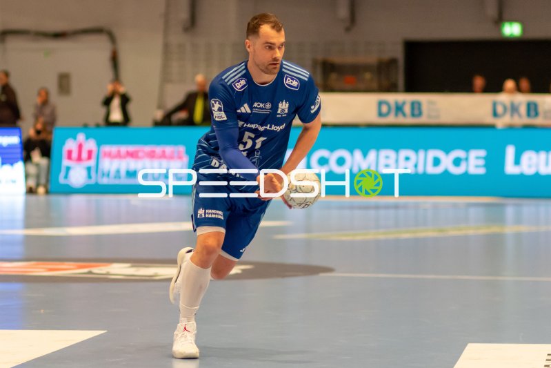 HSV Hamburg Spieler Casper Ulrich Mortensen (HSV Hamburg) (#51) mit Ball im Spielaufbau